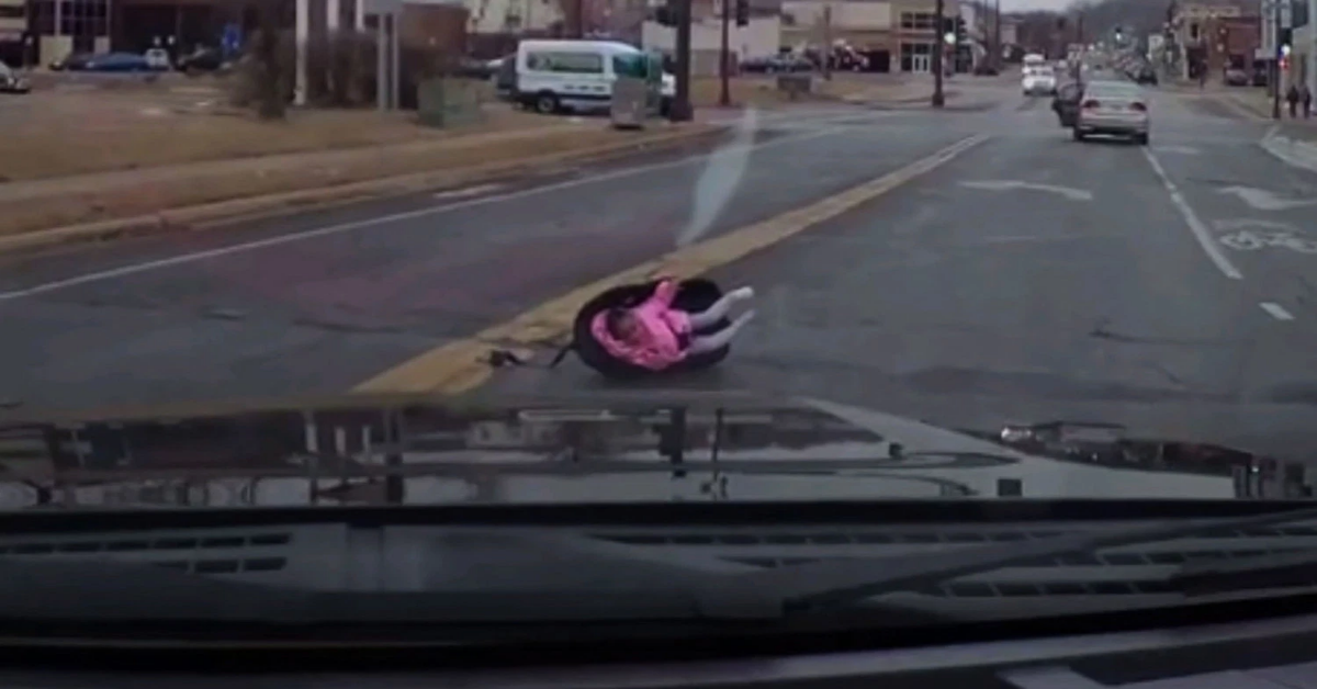 Bambina scivola fuori dalla macchina in corsa, con tutto il seggiolino