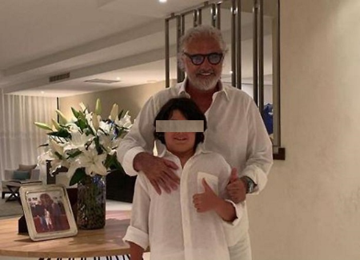 "Tuo figlio è un ciccione" e Flavio Briatore reagisce così