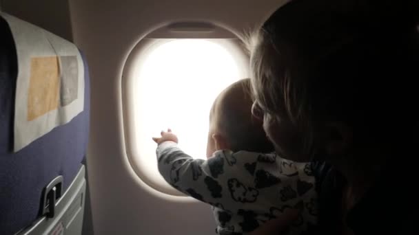 il-bambino-con-la-crisi-in-aereo 3