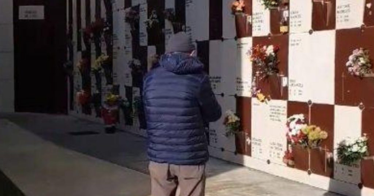 La moglie non c’è più. Tutte le domeniche suona la tromba al cimitero