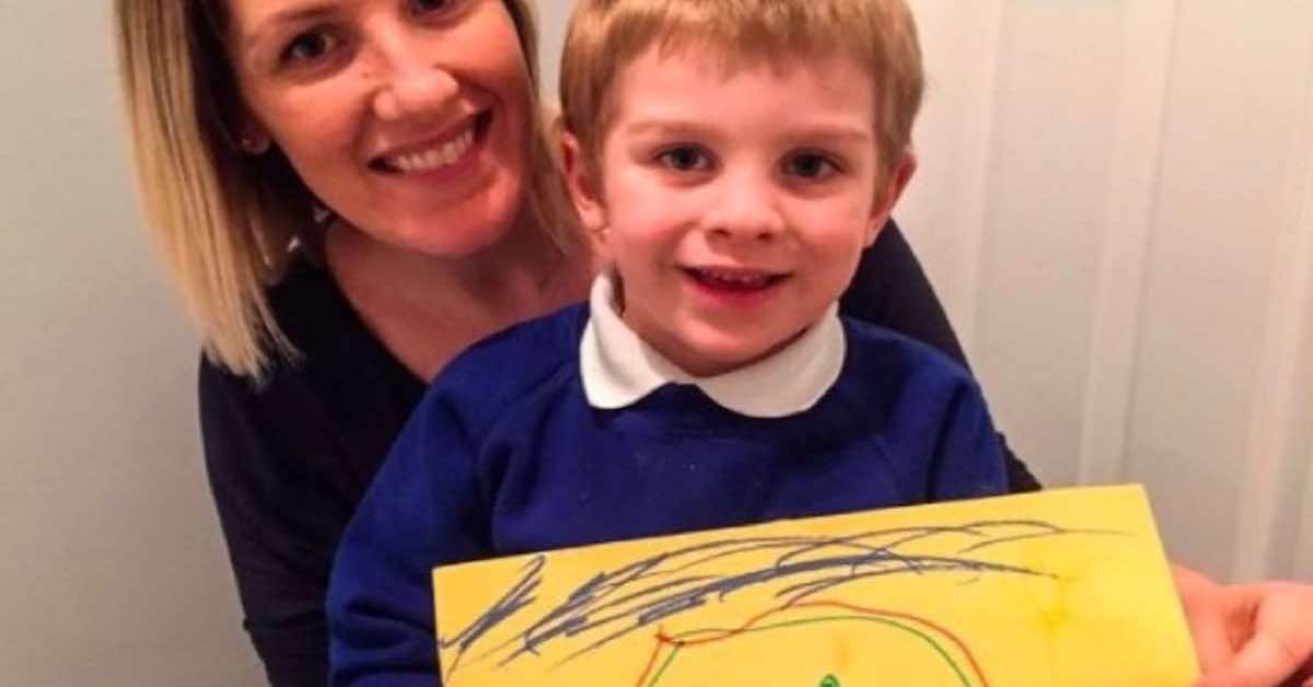 il-bambino-rivela-un-dettaglio-intimo-di-sua-mamma-grazie-ad-un-disegno
