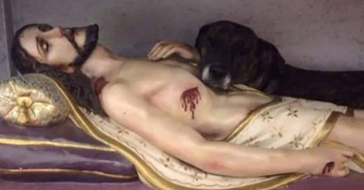 Il Parroco e il cane che dorme sul Cristo