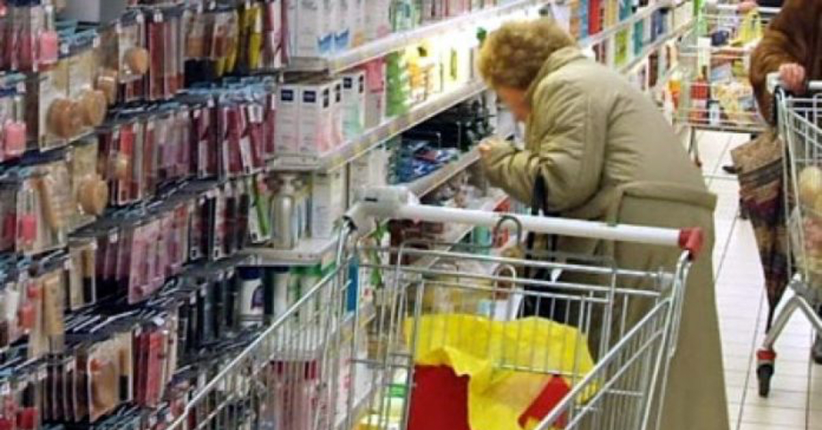 75enne ruba la spesa al supermercato: “I soldi della pensione non mi bastano”