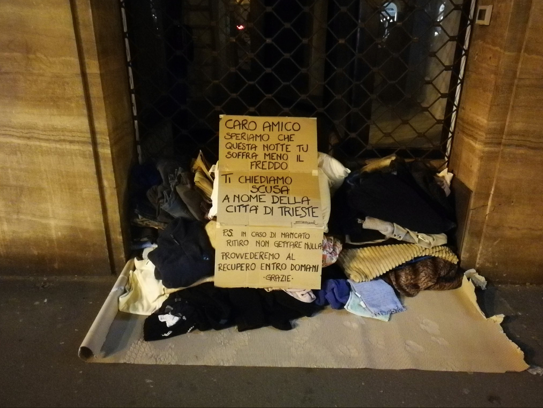 Trieste, cittadini lasciano coperte dopo il gesto del vicesindaco