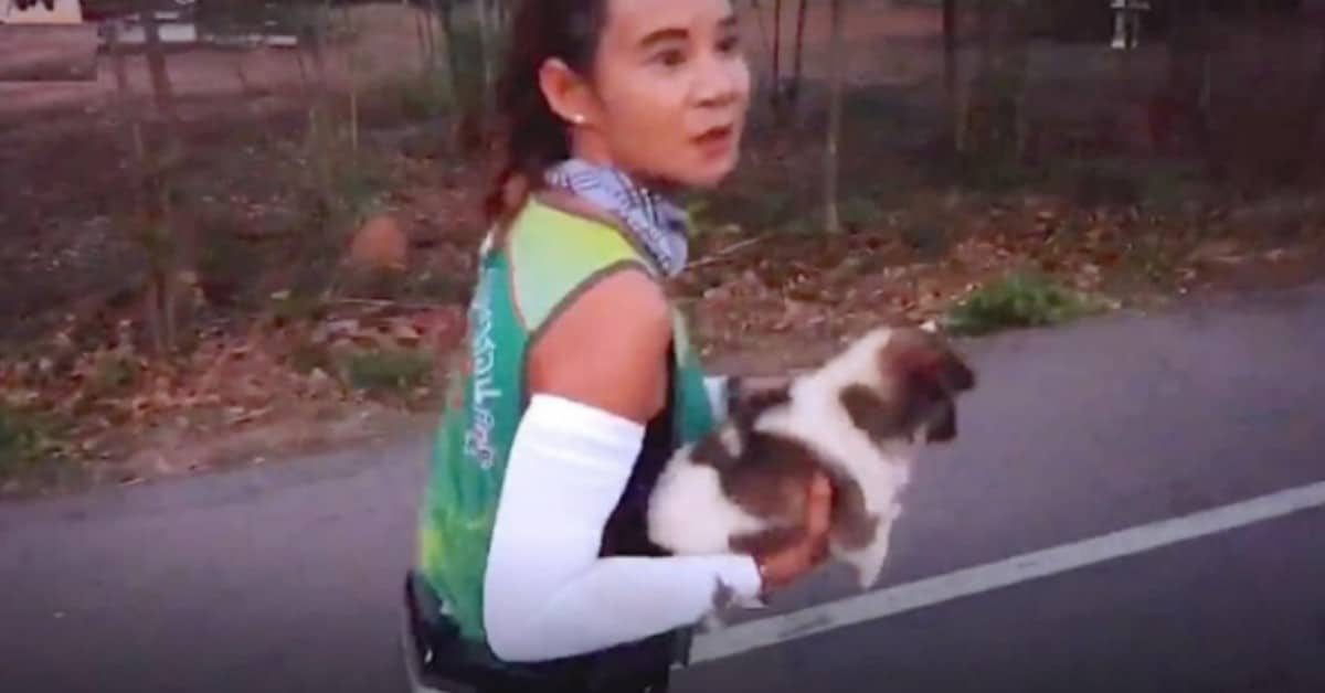 Khemira salva il cucciolo durante la maratona