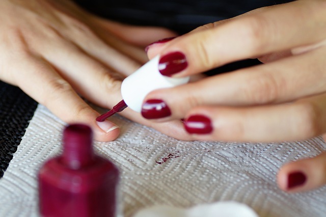 Manicure fai da te: i passaggi per avere mani perfette