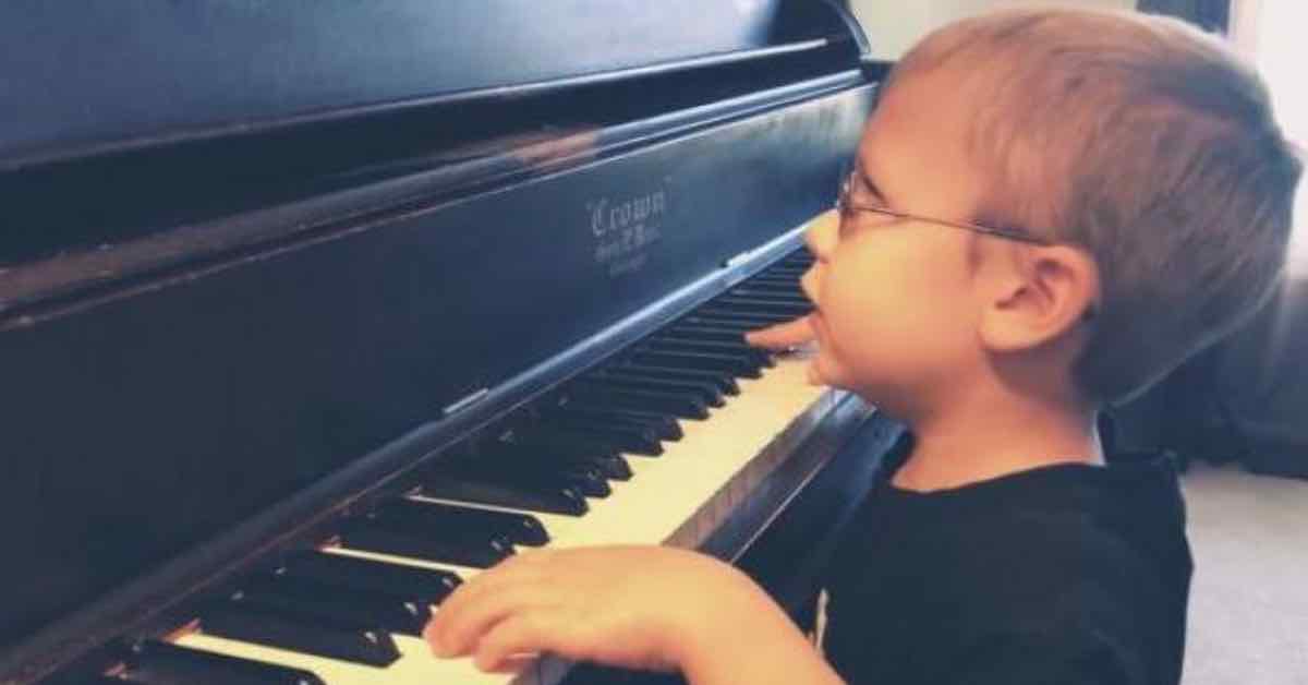 Bambino di sei anni non vedente, suona al piano Bohemian Rhapsody dei Queen
