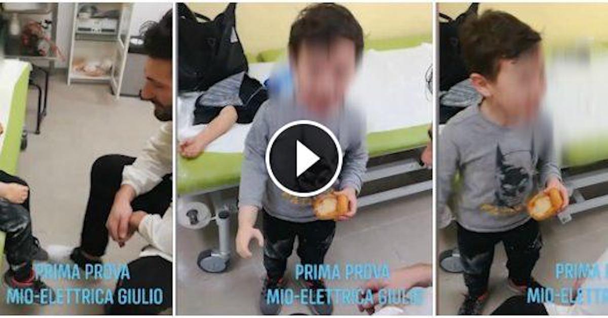 Il piccolo Giulio prova la sua nuova protesi