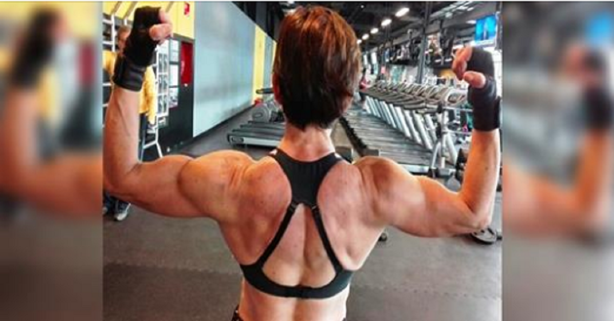 E’ nonna, allenatrice di Fitness e ha 66 anni