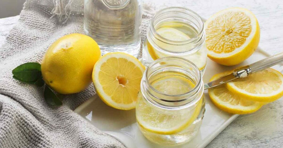 Bere acqua tiepida con limone al mattino: tutti i benefici