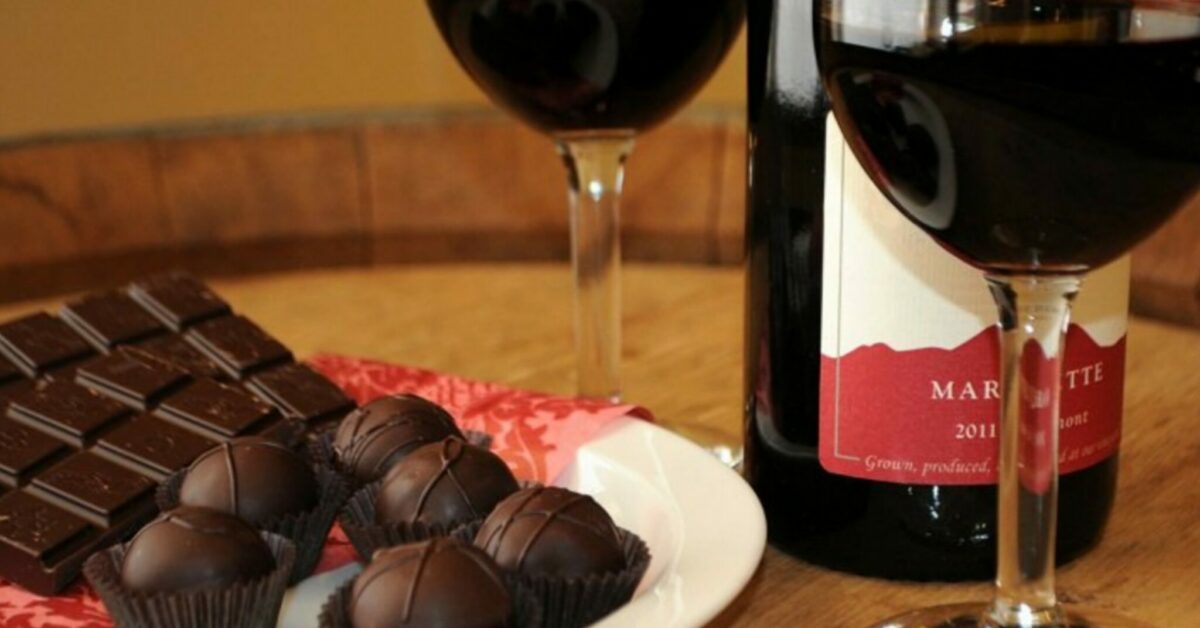 Bere vino rosso e mangiare cioccolato previene l’invecchiamento