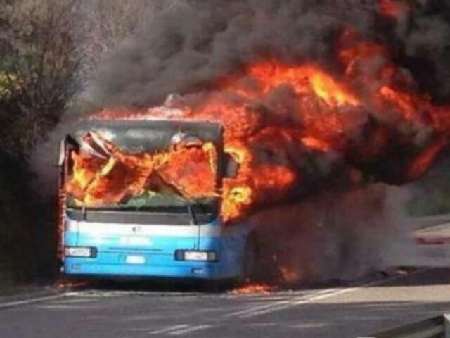 autobus-incendiato