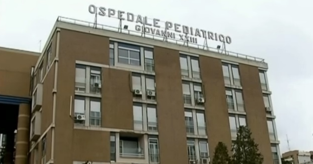 bari-bimbo-beve-succo-di-frutta-e-si-sente-male