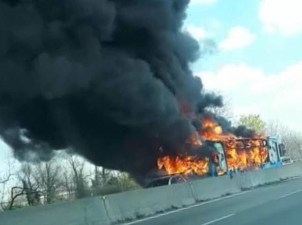 bus-in-fiamme