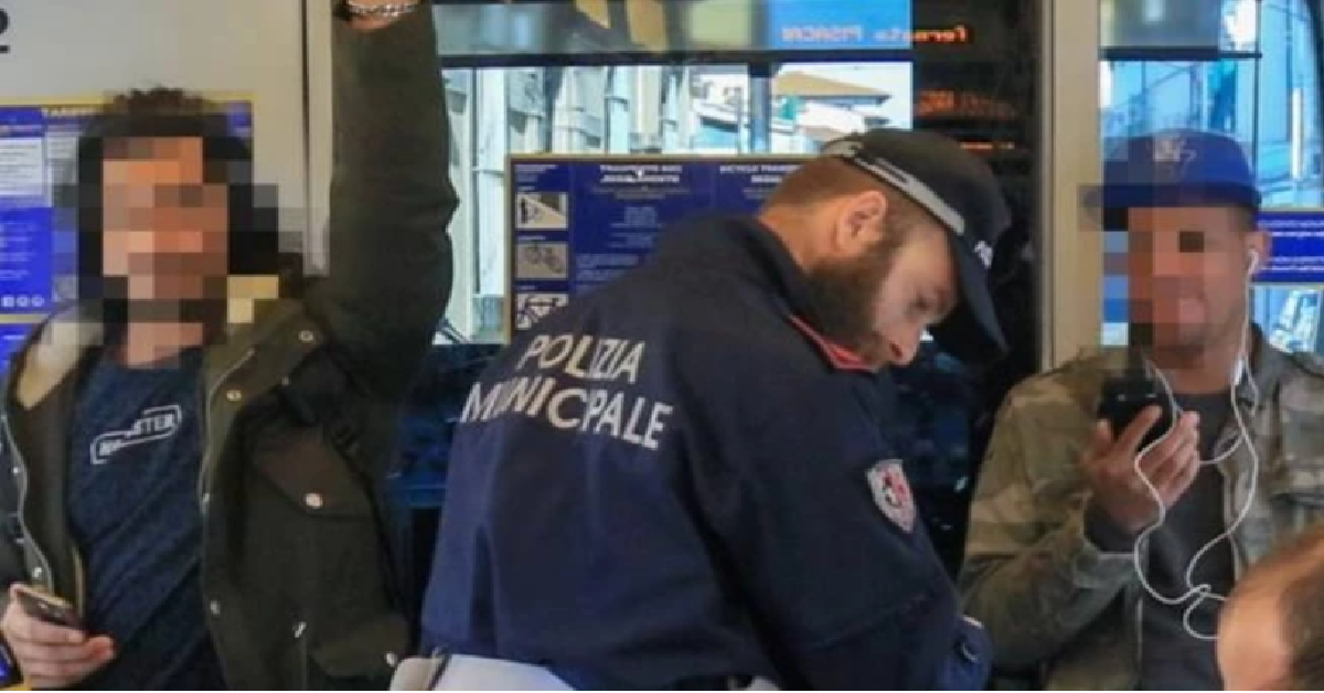 Tentano il furto  di un cane sul bus a Firenze