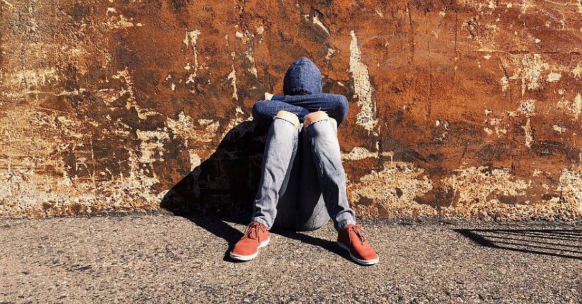 I bulli della scuola riducono il teenager in condizioni critiche, ma la scuola minimizza