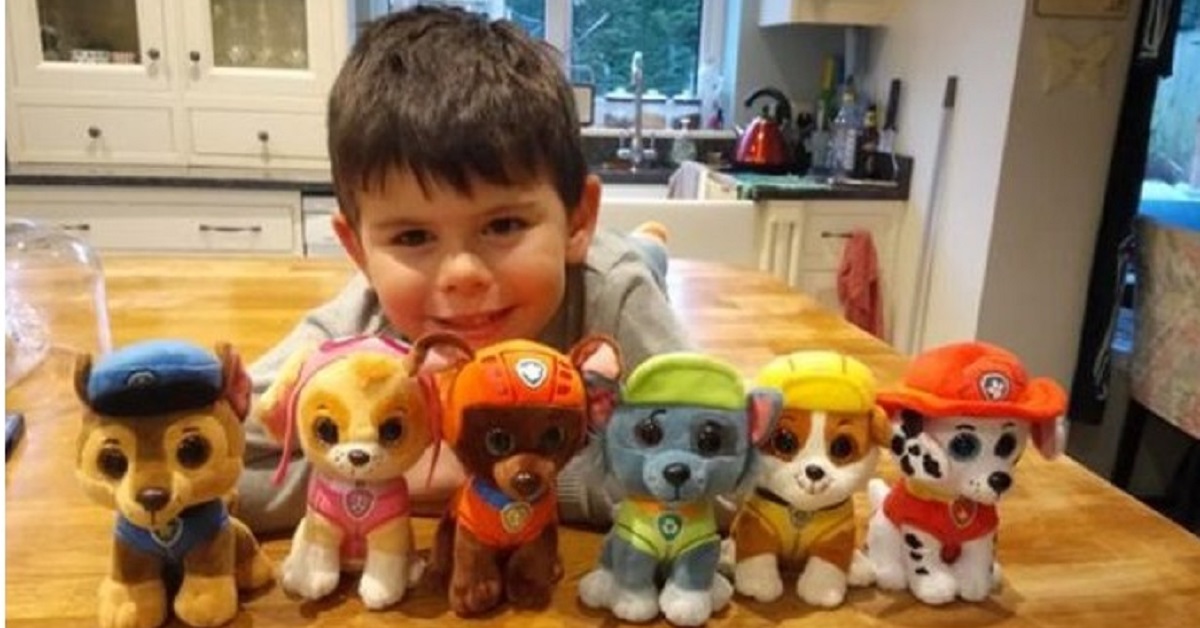 Mamma fa una foto al figlio e la zia nota che nell’immagine c’è qualcosa di strano