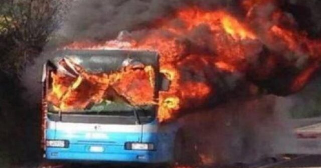 milano-bus-scolaresca-in-fiamme