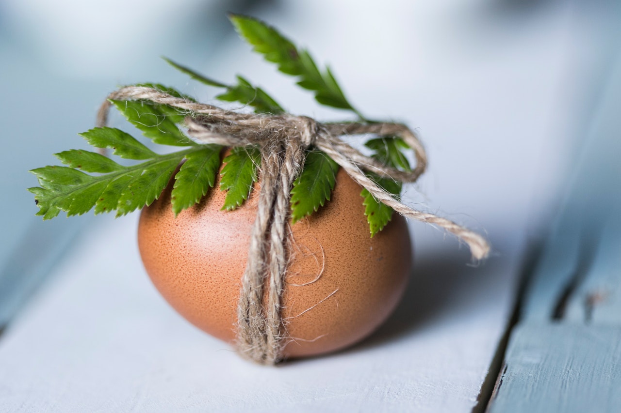 Uovo alla coque fantasia di colori: ricetta di Pasqua, buona, facile e veloce