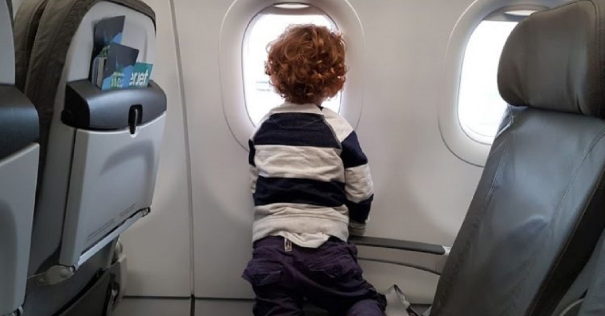Il bambino con autismo comincia a gridare durante il volo