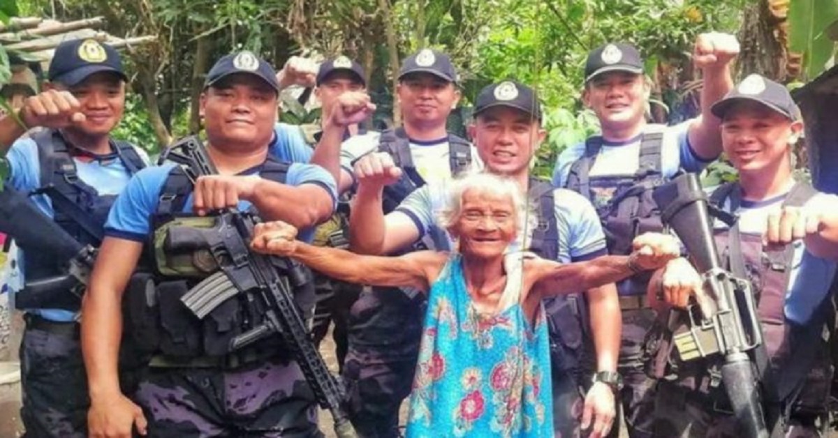 La polizia armata, irrompe nell’umile casa di una signora di 103 anni