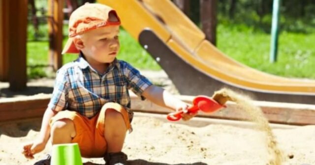 mamme-scacciano-una-donna-dal-parco-giochi-perché-ha-un-figlio-maschio