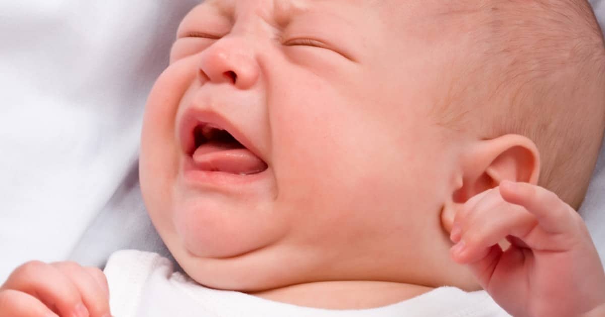 Почему новорожденного трясет. Ребенок плачет. Грудничок высовывает язык. Тремор подбородка у грудничка. Второй подбородок у новорожденного.