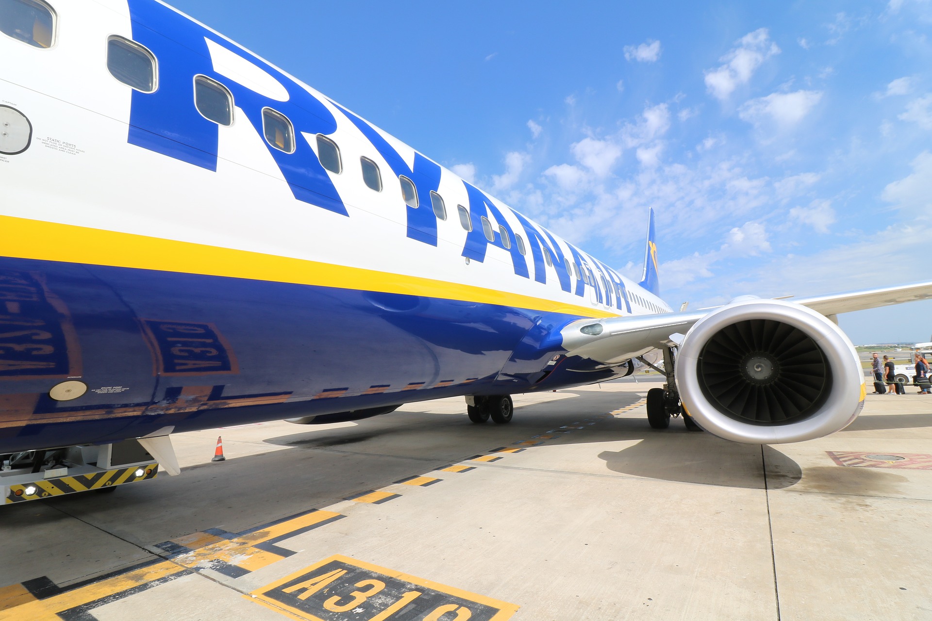 Bambini in aereo, Ryanair fa pagare 25 euro