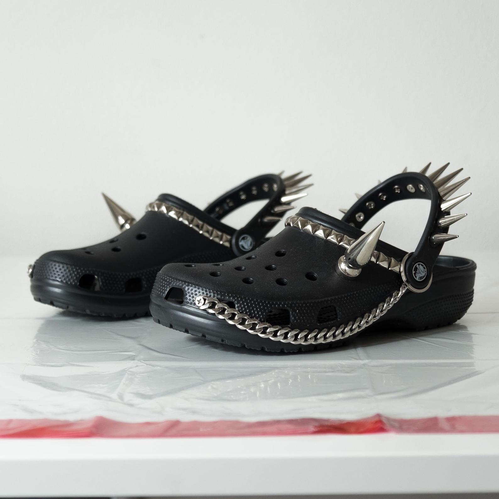 Goth Crocs, le ciabatte per amanti dello stile gotico