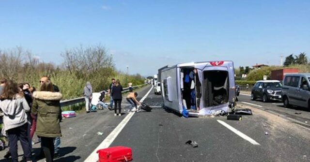 grave-incidente-in-autostrada-si-ribalta-pullmino-con-studenti