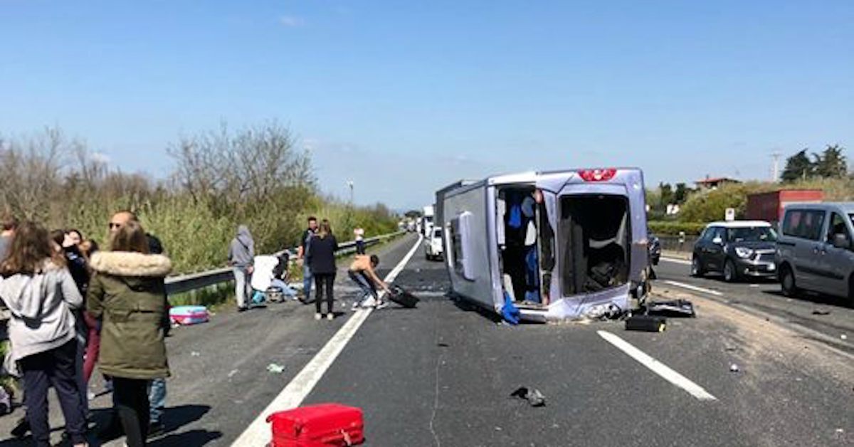 Grave incidente in autostrada: si ribalta pullmino con studenti