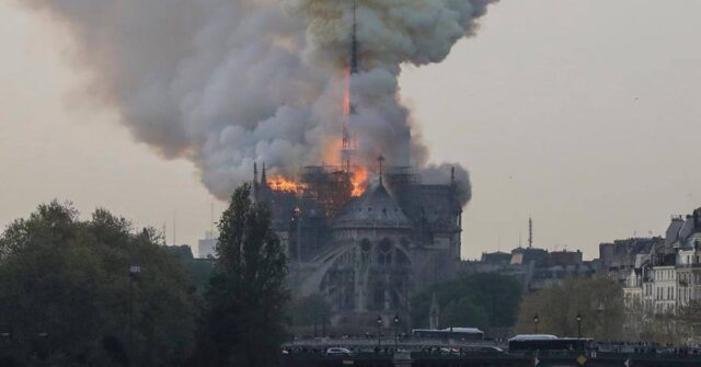 Notre-Dame-Parigi-il-crollo-della-guglia-in-video