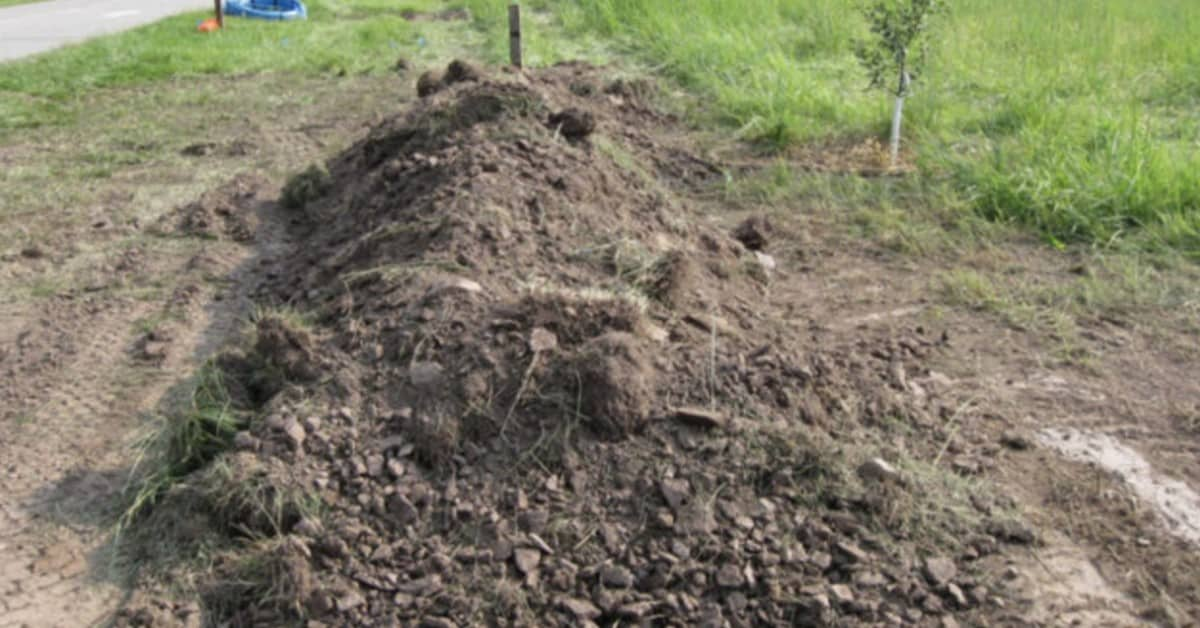 Il salvataggio degli agenti, sotto quel cumulo di terra