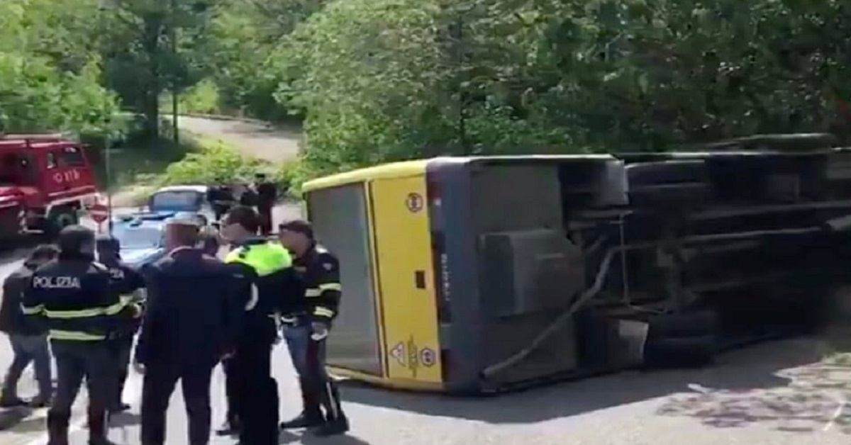 Autista ubriaco si ribalta con lo scuolabus pieno di bambini e scappa.