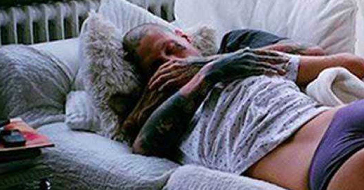 Padre trova sua figlia mezza nuda, dormendo sul divano con uno sconosciuto