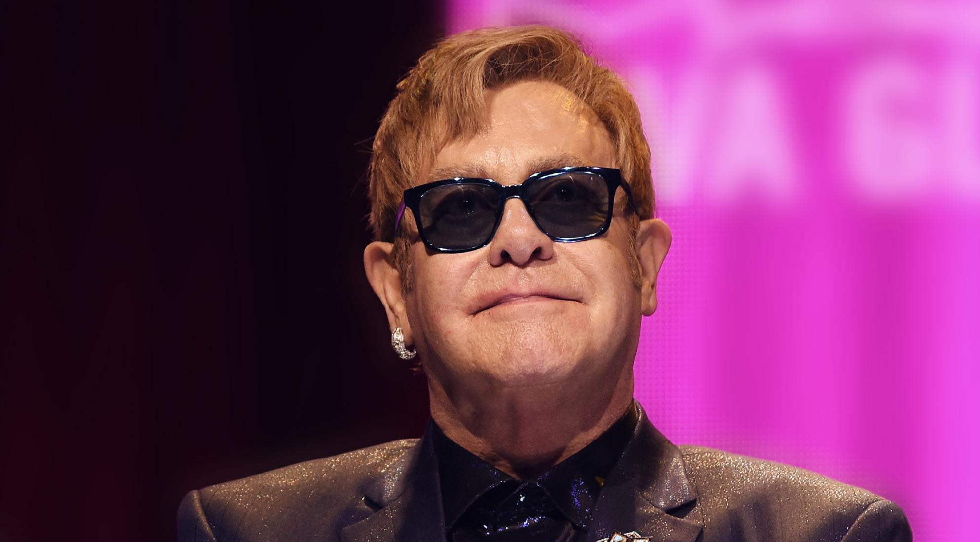 Elton John dona fondi per aiutare con gli incendi in Australia