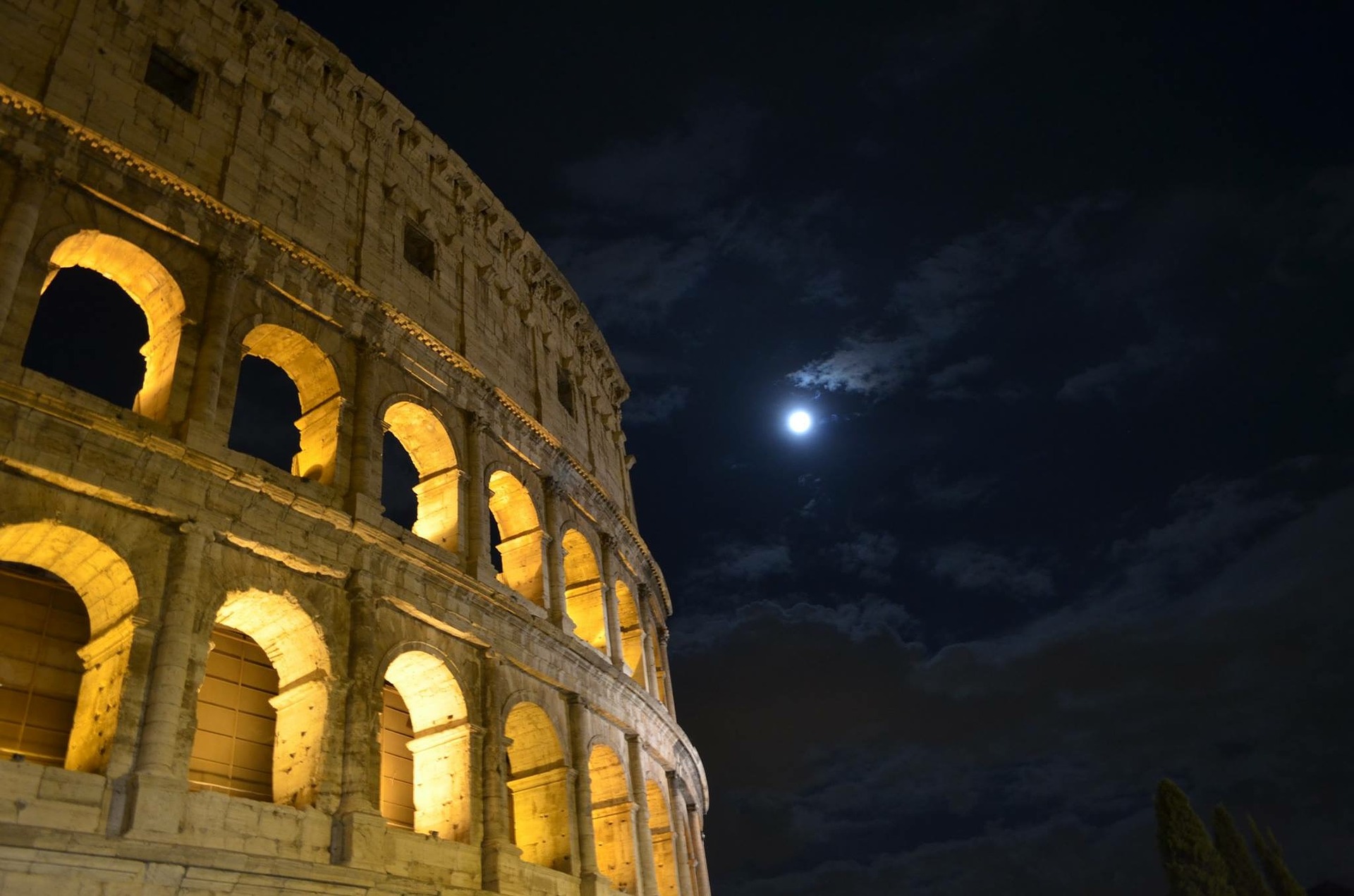 La Luna sul Colosseo