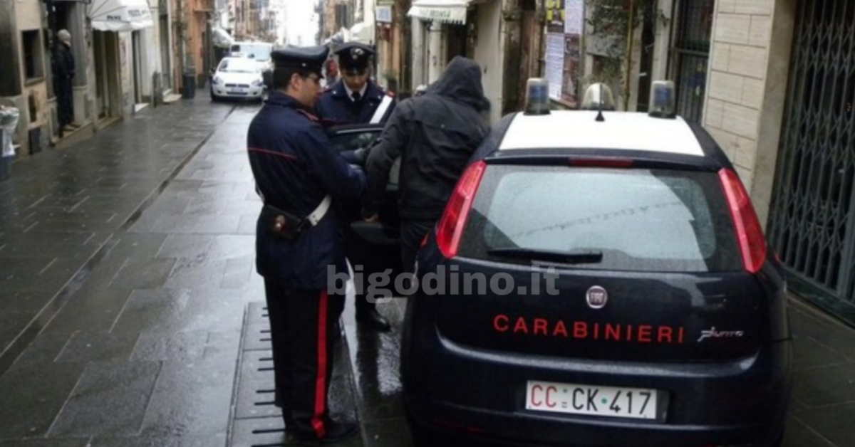 Evade dai domiciliari per andare in prigione