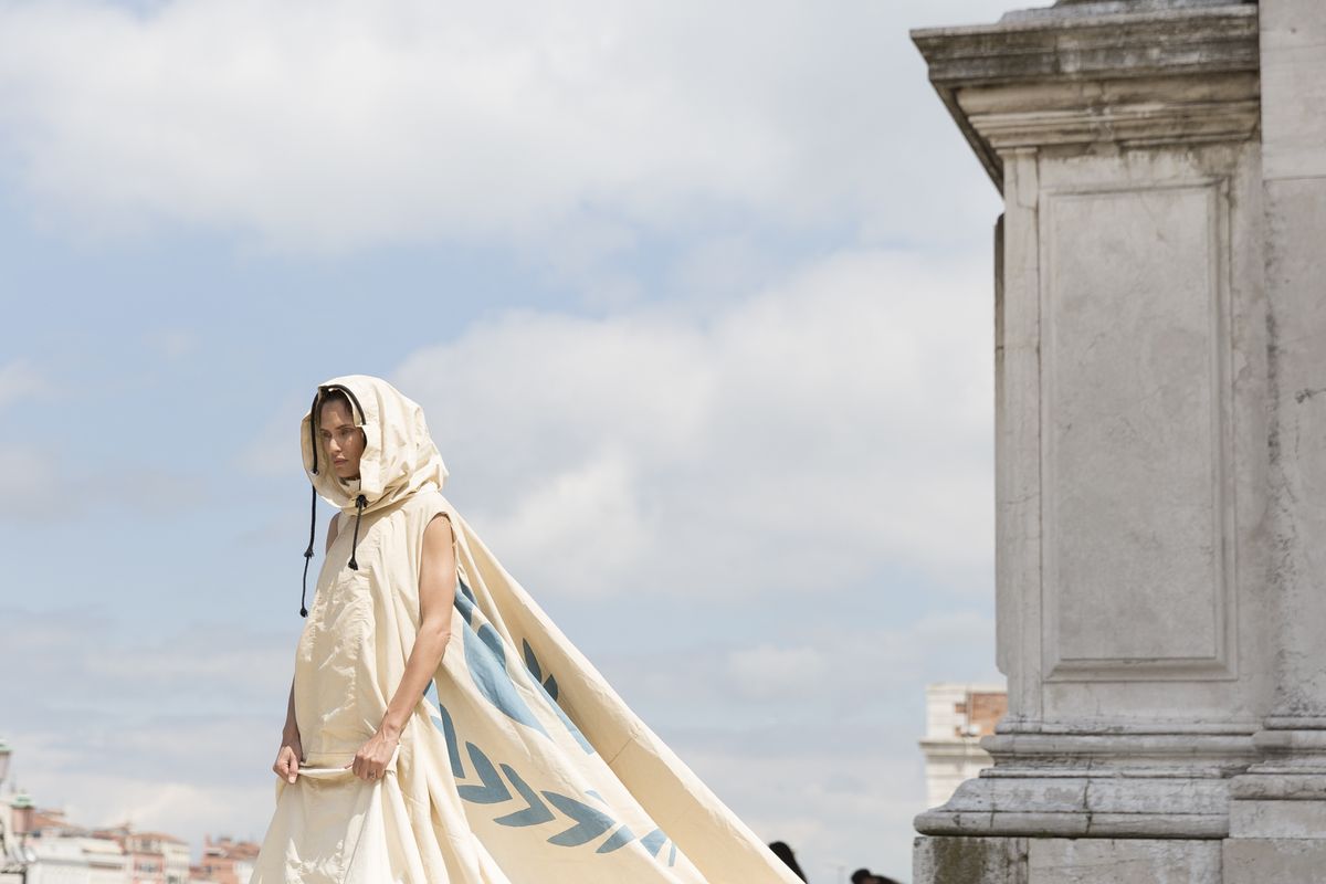 Bianca Balti e l’abito fatto con una tenda dei rifugiati