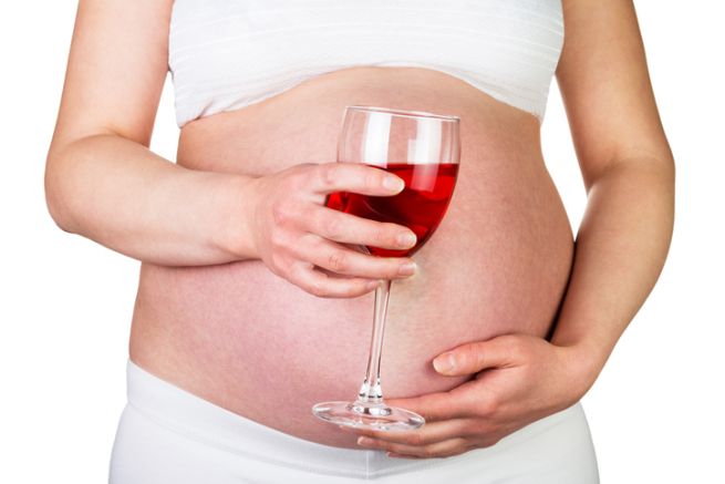 Bere un bicchiere di vino in gravidanza, occasionalmente, fa male al feto