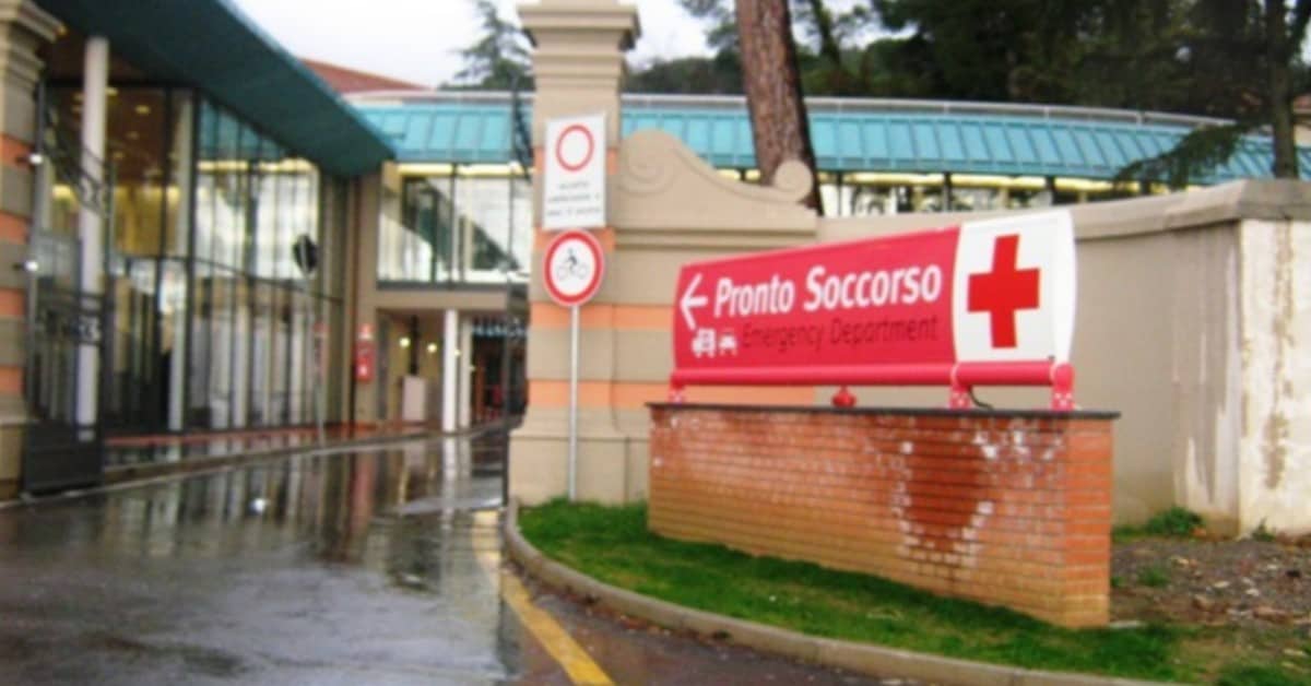 Bambino di due anni sfugge al controllo di sua madre e cade in uno stagno