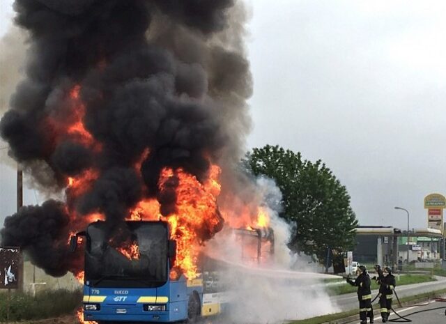 bus-fiamme