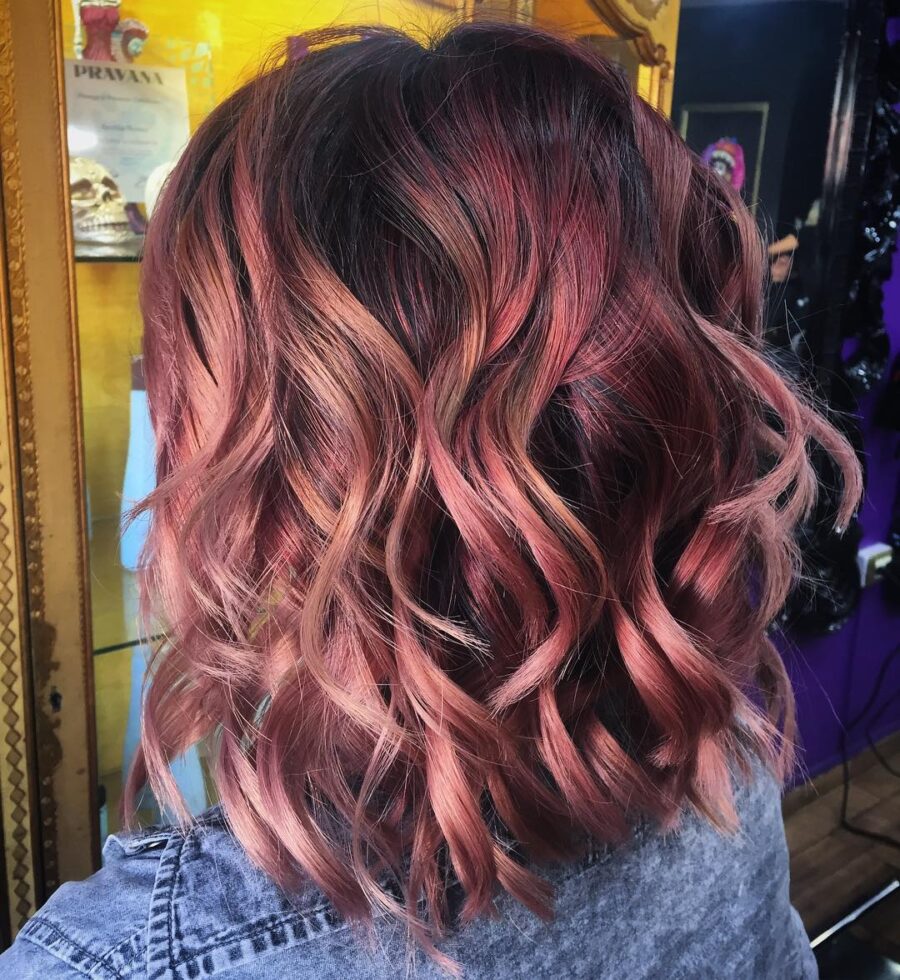 ciocche rosa su capelli castani