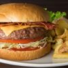 Come si mangia un hamburger