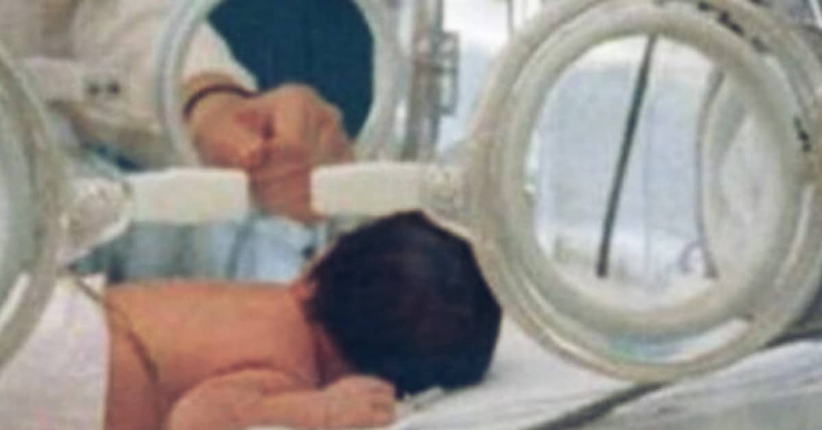 Neonata trovata abbandonata in un campo, avvolta da un asciugamano