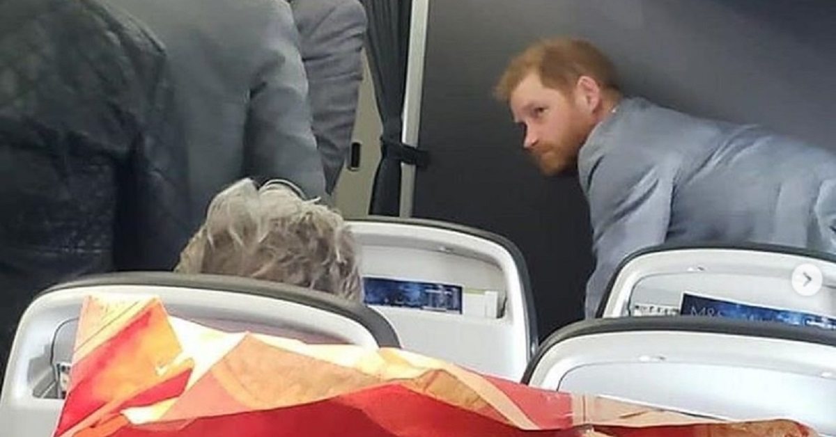 Il Principe Harry lascia Roma su un volo di linea