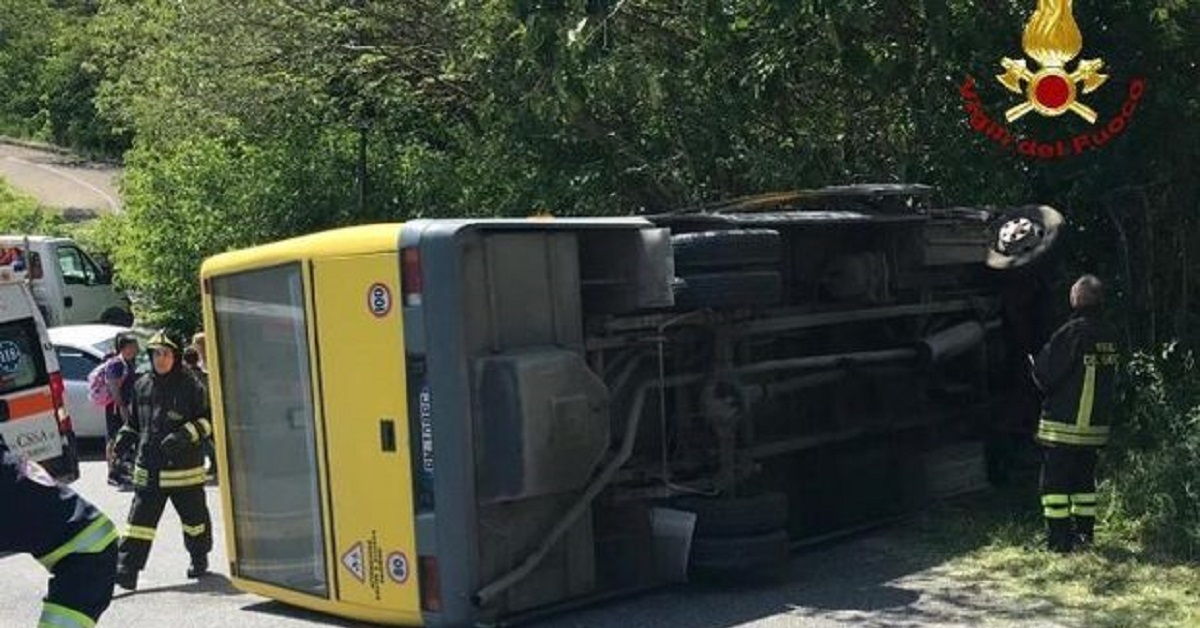 Padova, scuolabus si ribalta. Ci sono feriti. L’autista scappa