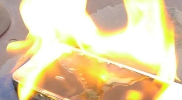 Tablet-prende-fuoco-mentre-Callum-è-nel-letto 1