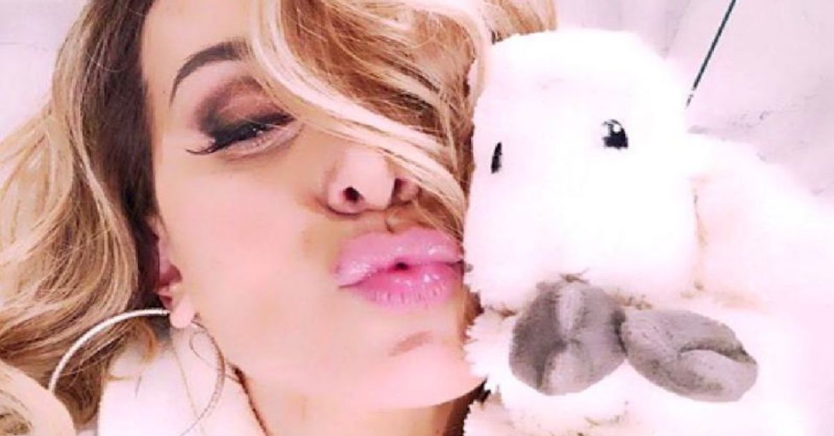 Barbara D’urso beve un bicchiere di troppo e parla con il suo peluche dopo la finale del Grande Fratello 16