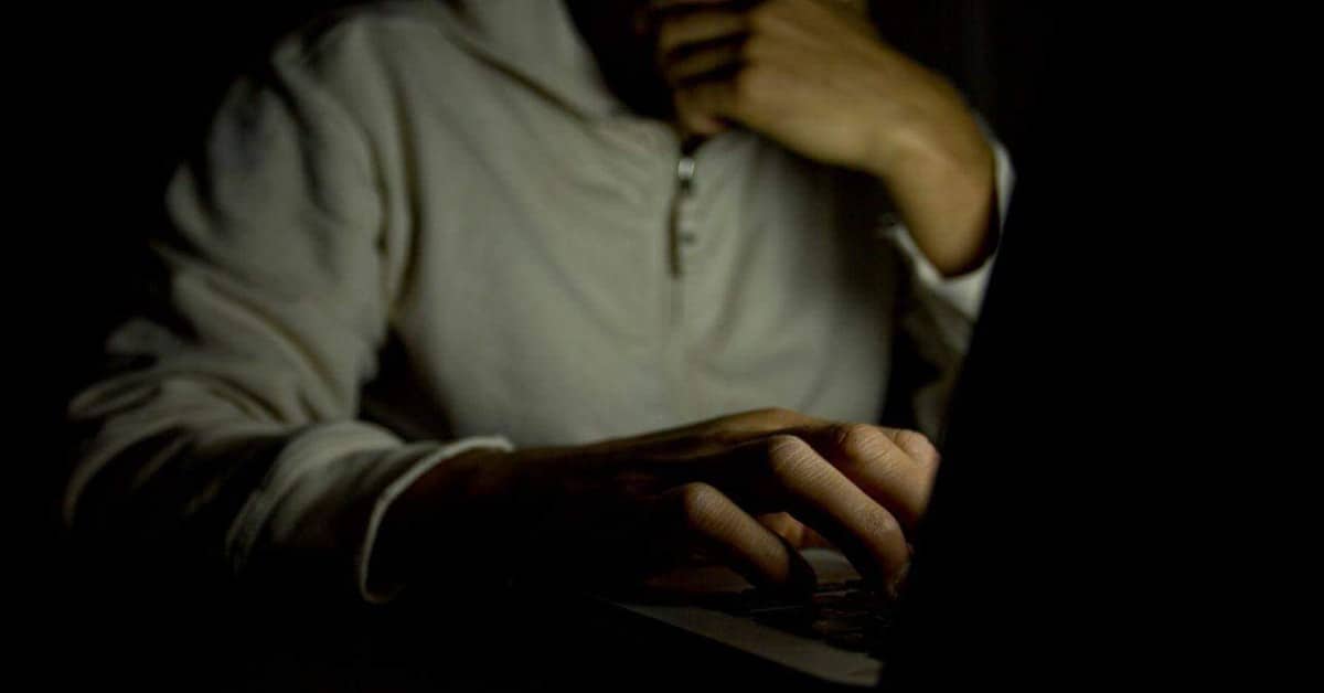 Ragazzo si butta dal quinto piano